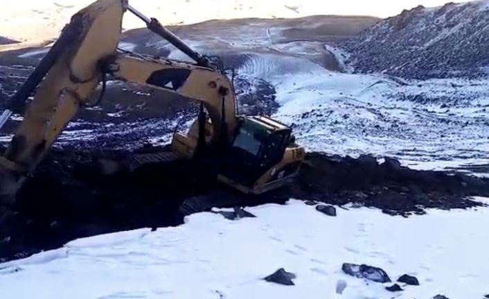 Karla kaplanan Süphan Dağı eteklerindeki köylere su ulaştıran ekiplerin zorlu mücadelesi
