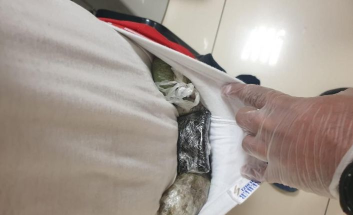 Kasık bölgesine ve ayakkabı tabanına yerleştirdiği uyuşturucuyla uçağa binmek isterken yakalandı