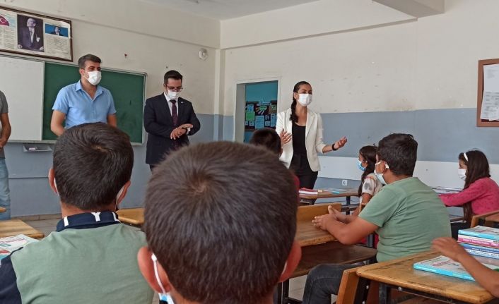 Kaymakam Güher Sinem Büyüknalçacı ilk ders gününde, öğrencilerin heyecanına ortak oldu
