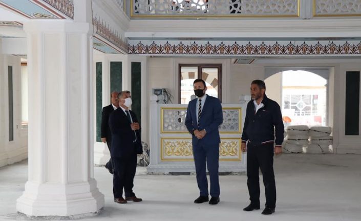 Kaymakam Gülderen yapımı devam eden Çayırlı Merkez Camiinde incelemelerde bulundu.
