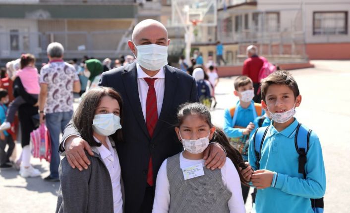 Keçiören Belediye Başkanı Altınok, eğitim gördüğü okulları ziyaret etti