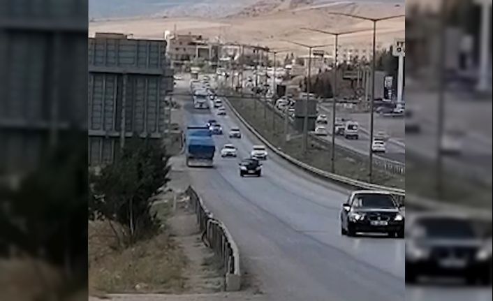 Kilit kavşakta korku dolu anlar: Ters yöne giren tır sürücüsü, trafiği tehlikeye attı