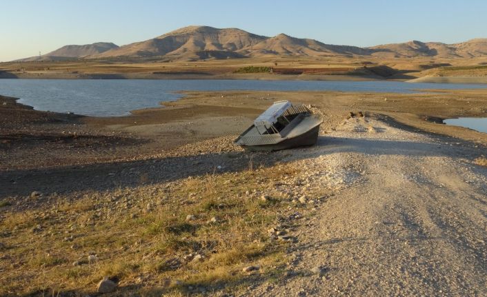Kırkat Göleti’nde su seviyesi azaldı, suyun ortasında bulunan tekne karaya oturdu