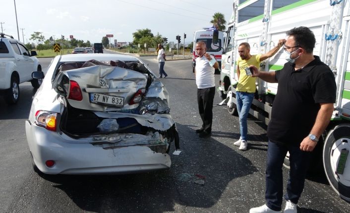Kırmızı ışıkta bekleyen otomobile kamyon çarptı, şoför tepki gösterdi: “Ukala ukala araç kullanıyorlar”