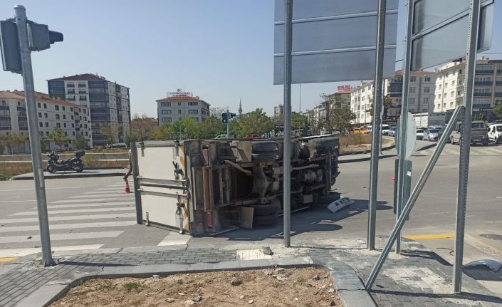 Kırmızı ışıkta geçen kamyonet ile otomobile çarptı: 1’i ağır toplam 3 yaralı