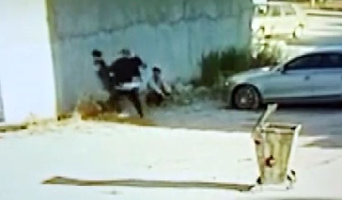 Kız kardeşinin videosunda gördüğü çocuğu öldüresiye dövdü