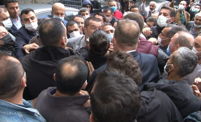 Kızı PKK tarafından dağa kaçırılan baba HDP Genel Merkezi önünde