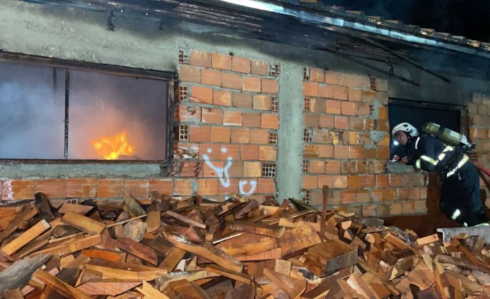 Kömür imalathanesindeki yangını söndürme çalışmaları sürüyor