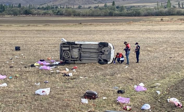 Kontrolden çıkan hafif ticari araç devrildi: 2 ölü, 3 yaralı