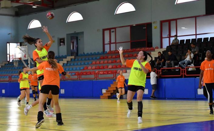 Konyaaltı Belediyespor Kadın Hentbol takımı, deplasmana çift antrenmanla hazırlanıyor
