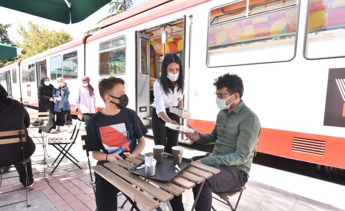 Konya’da tramvaylarda kitap sürprizi