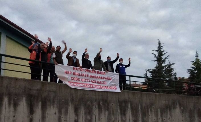 Korona virüs hastalığına yakalanan doktora pankart açarak moral oldular