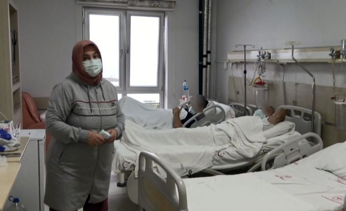 Korona virüse yakalanan eşi ve oğlunun hem refakatçisi hem de hemşiresi