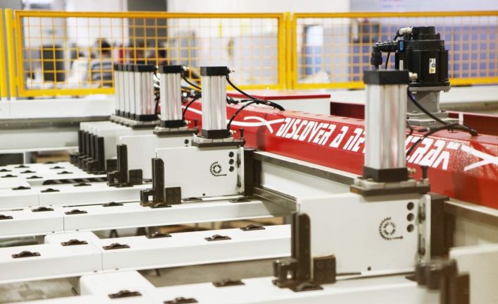 Küçük bir atölyede başladı, şimdi dünyaya makine üretip satıyor