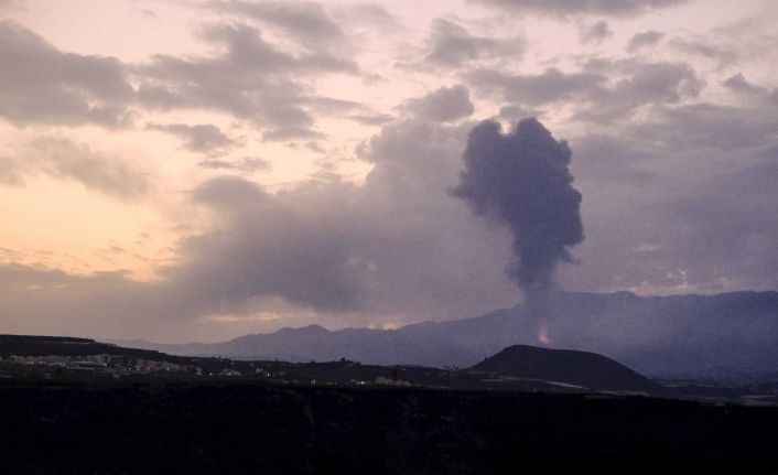 La Palma’daki Cumbre Vieja Yanardağı yeniden lav ve kül püskürtmeye başladı