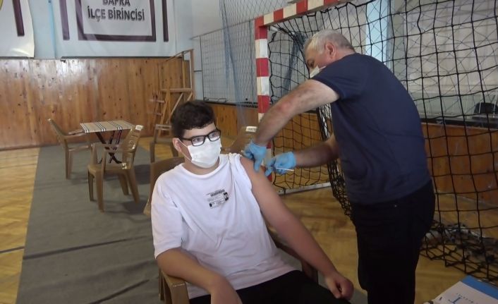 Liseliler okulda aşı oldu