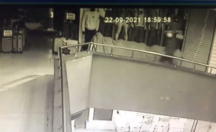 Mağazadan 10 dakikada 2 valiz ve 3 mont çalan şahıs yakalandı
