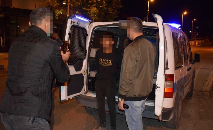 Malatya’da gasp ettikleri araçla polisten kaçarken kaza yapan şüpheliler kıskıvrak yakalandı