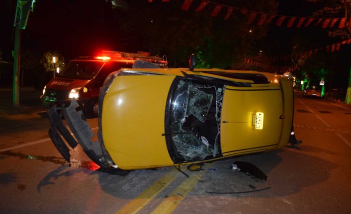 Malatya’da ticari araç yan yattı, sürücü araçta sıkıştı