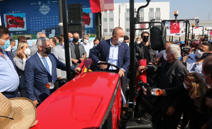 Manavgat yangınında traktörleri yanan 16 aileye son model yeni traktör