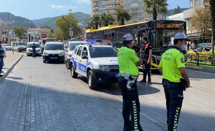 Market çalışanlarına bıçak çeken hırsızlık zanlıları, müdahale eden polisi yaraladı