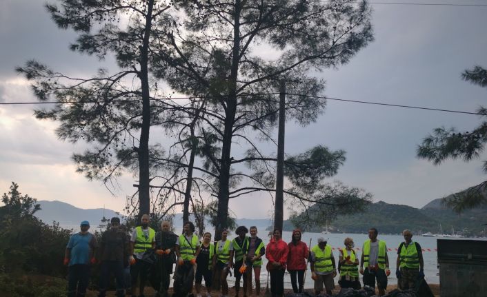 Marmarisli gönüllüler 15 Eylül Dünya Çevre ve Temizlik Günü’nde çöp topladı