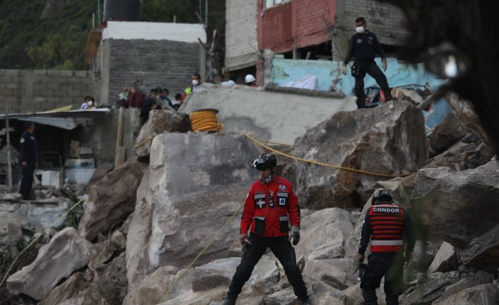 Meksika’da yamaçtan kopan dev kayalar evlerin üzerine düştü: 1 ölü, 10 kayıp