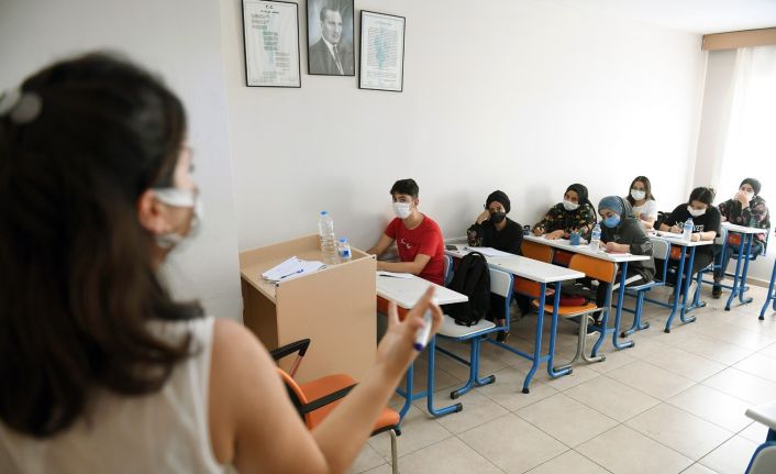 Mersin Büyükşehir Belediyesinin kurs merkezinde eğitim gören öğrencilerden bin 42’si üniversiteye yerleşti