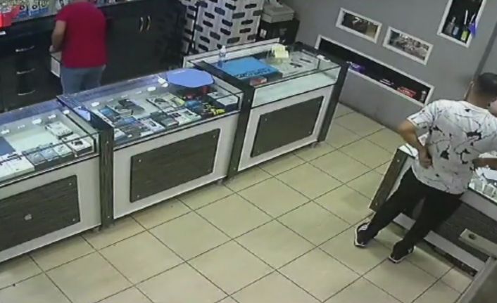 Mersin’de trajikomik olay: Hırsız bozuk telefonu çaldı
