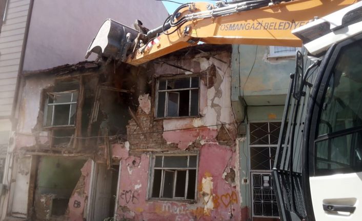 Metrûk binaların yıkımı sürüyor