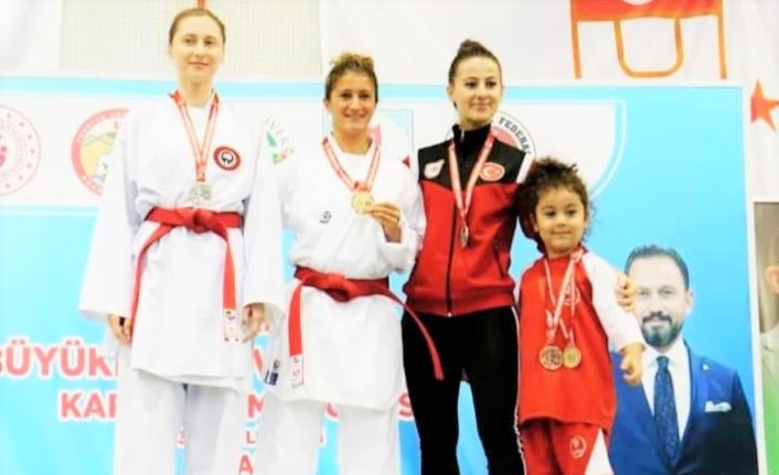 Milli Karate Antrenörü Arzu Koç Türkiye Büyükler ve Veteranlar Karate şampiyonasını birincilikle bitirdi