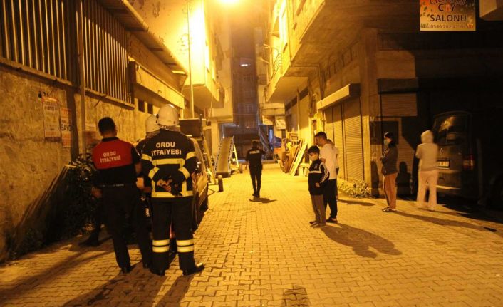 Minik yüreği daha fazla dayanamadı: İtfaiye ve polis amcaları harekete geçti