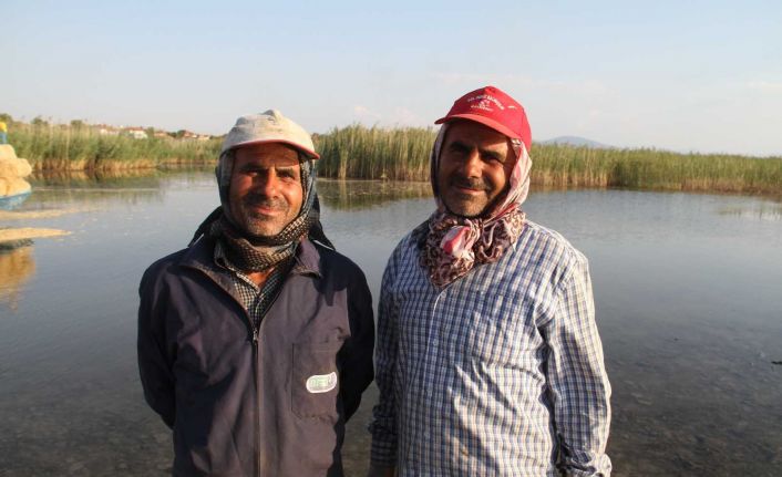Muhtar aynı mahallede yaşadığı ikiz kardeşinden dolayı ilginç anlar yaşıyor