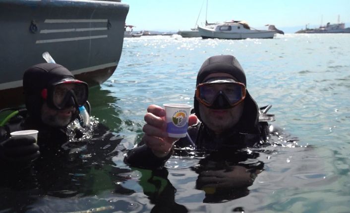 Müsilajdan arındırılan Tuzla’da denizde dalgıçların çay keyfi