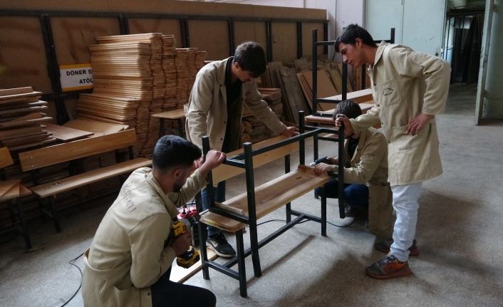 Muş’ta 1 milyon lira ciro yapan okulda sıra ve masa mesaisi