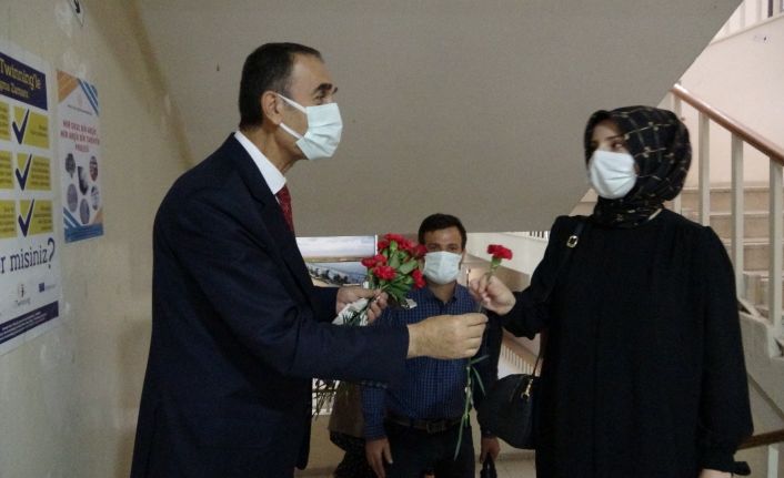 Muş’ta göreve başlayan öğretmenler güllerle karşılandı