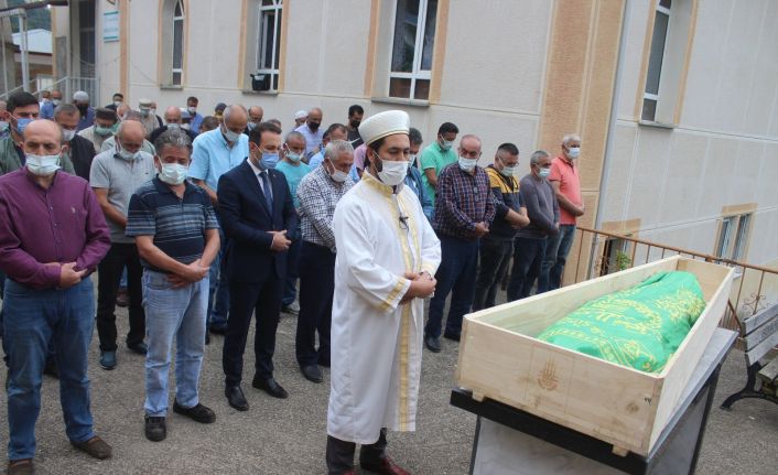 Nikahı kıyıldıktan 3 saat sonra motosiklet kazasında hayatını kaybeden genç kız memleketi Giresun’da toprağa verildi