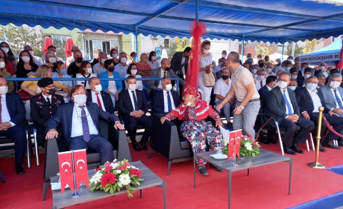 Ödül vermek için sahneye çıkan Büyükşehir Belediye Başkanı’nın koltuğuna oturan yaşlı kadını güçlükle ikna ettiler