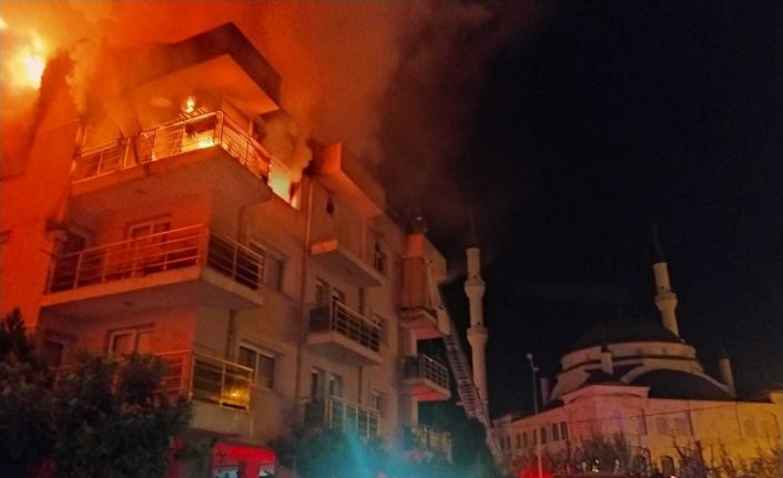 Öfkeli koca binayı ateşe verdi, mahalleli sokağa döküldü