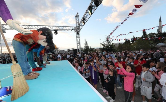 Öğrenciler doyasıya eğlenip yaza veda ettiler