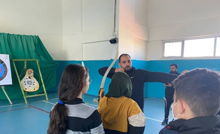 Ok atıp yay germeyi öğretti