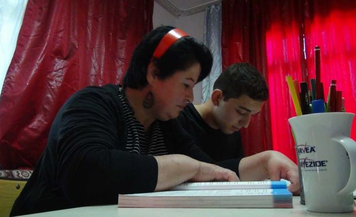 Okulu bırakan oğlunu teşvik etti, anne oğul beraber lise diploması aldı