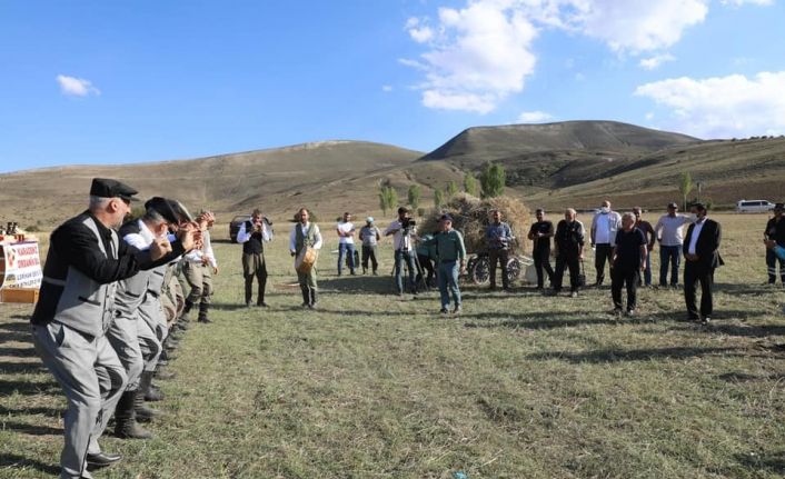 Ordu Büyükşehir Belediye Başkanı Güler, Bayburt’ta tırpan sallayıp, halaya katıldı