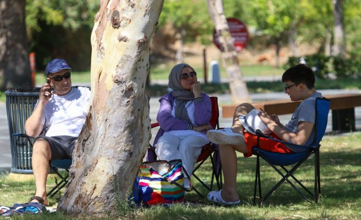 Ormanlık alanlara giriş ve mangal yasağı uzatılınca, masasını kapan Konyaaltı Sahili’ne koştu