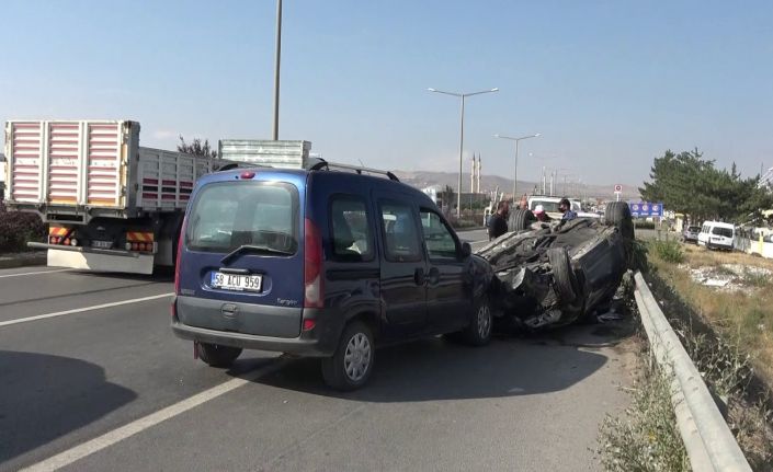 Orta refüjü aşıp karşı yöndeki otomobille kafa kafaya çarpıştı: 2 yaralı