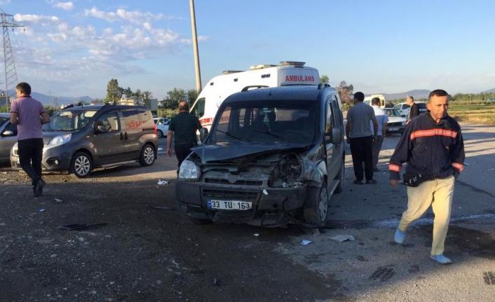 Osmaniye’de otomobil ile hafif ticari araç kafa kafaya çarpıştı: 4 yaralı
