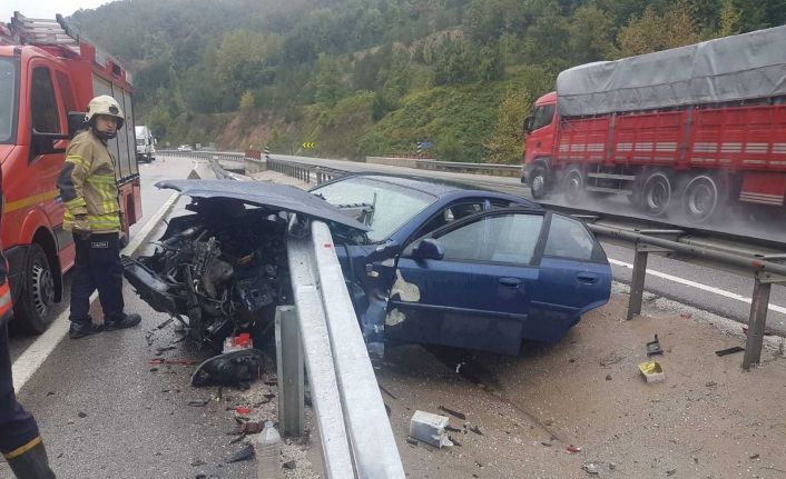 Otomobil bariyere saplandı, sürücü ve kızı ölümden döndü