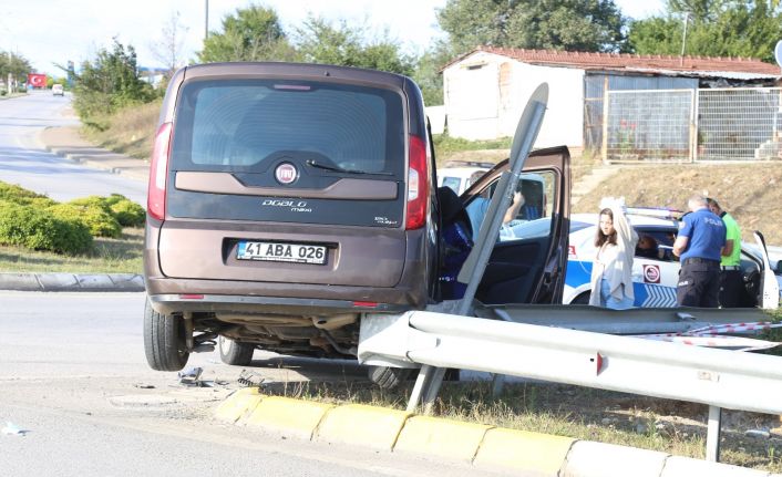 Otomobille çarpışan hafif ticari araç bariyerin üzerinde asılı kaldı: 2 yaralı