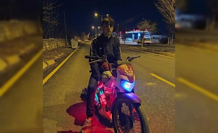 Otomobille çarpışan motosiklet sürücüsü öldü