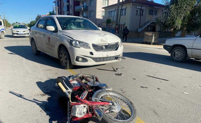 Otomobille çarpışan motosikletin sürücüsü yaralandı